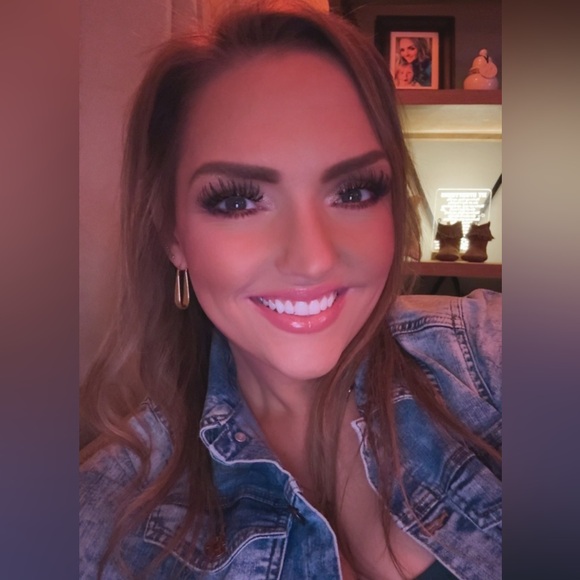 Meet your Posher, Jen!🌟 - Picture 3 of 15